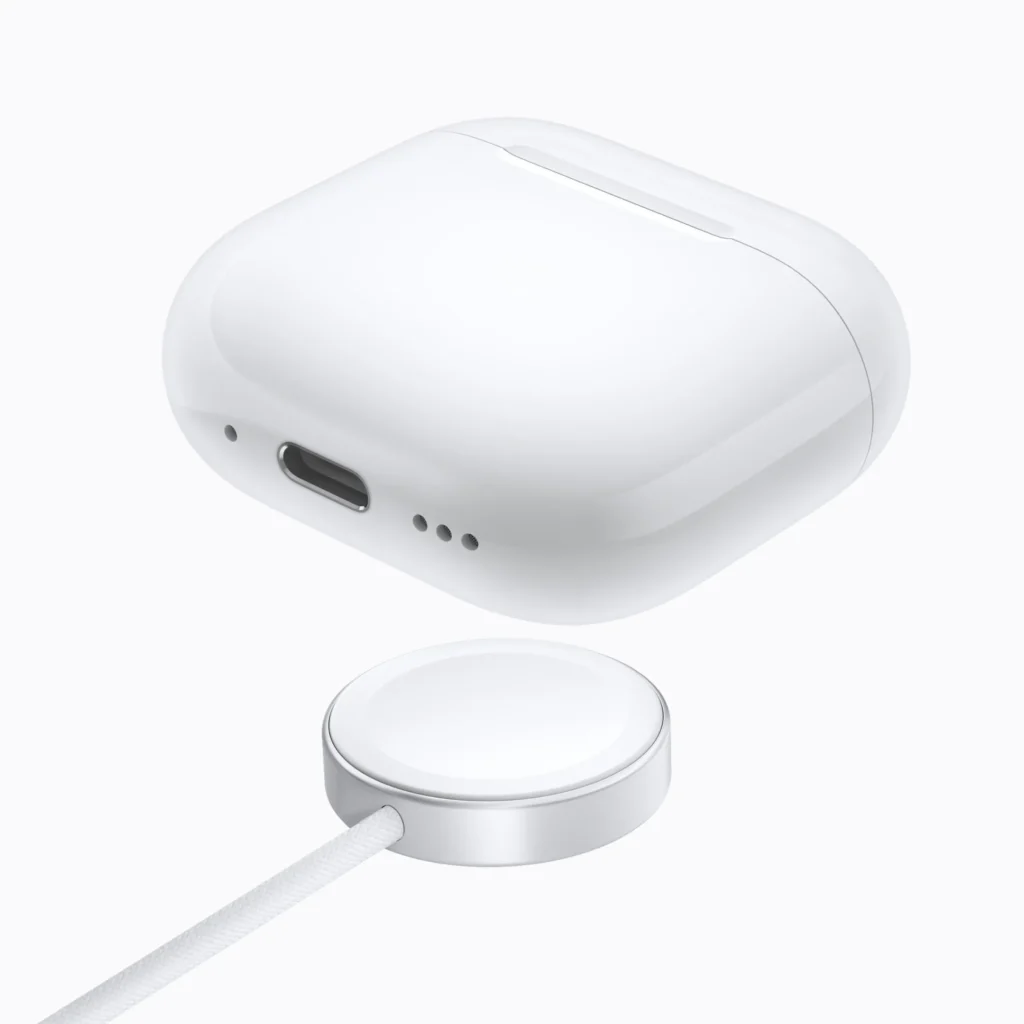 AirPods 5 s bezdrôtovo nabíjateľným puzdrom nad bezdrôtovou nabíjačkou