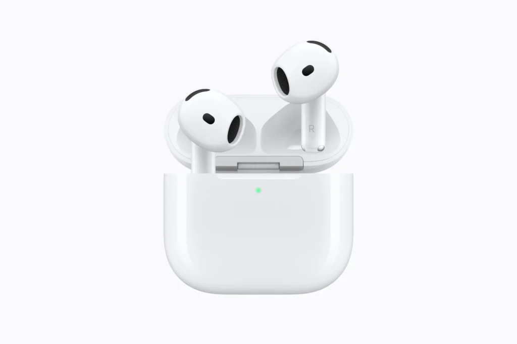 AirPods 5 s otvoreným dizajnom vedľa nabíjacieho puzdra