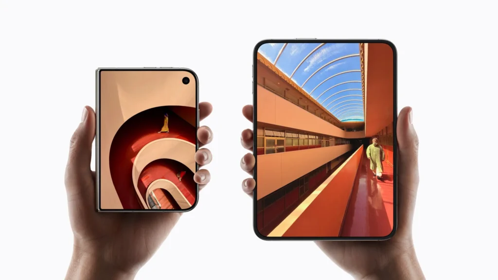 Dve ruky držia iPhone Duo, jeden zložený s vonkajším displejom a druhý rozložený s vnútorným displejom