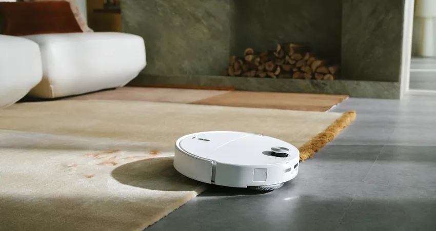 Biely robotický vysávač Roborock Qrevo Curv 2 Pro na koberci v obývačke