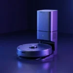 Robotický vysávač s laserovým senzorom pri samočistiacej stanici v tmavom štúdiu s modrým a fialovým svetlom