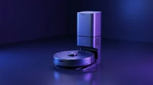 Robotický vysávač s laserovým senzorom pri samočistiacej stanici v tmavom štúdiu s modrým a fialovým svetlom