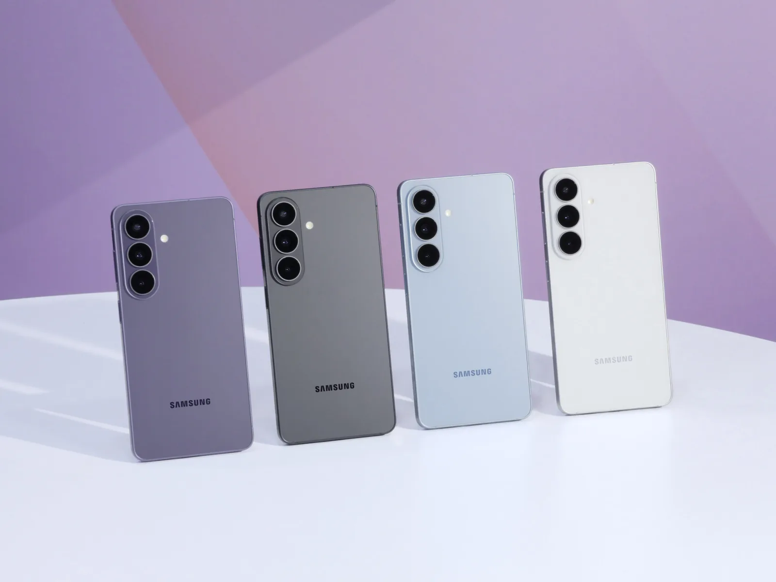 Štyri telefóny série Samsung Galaxy S26 v rôznych farbách postavené vedľa seba