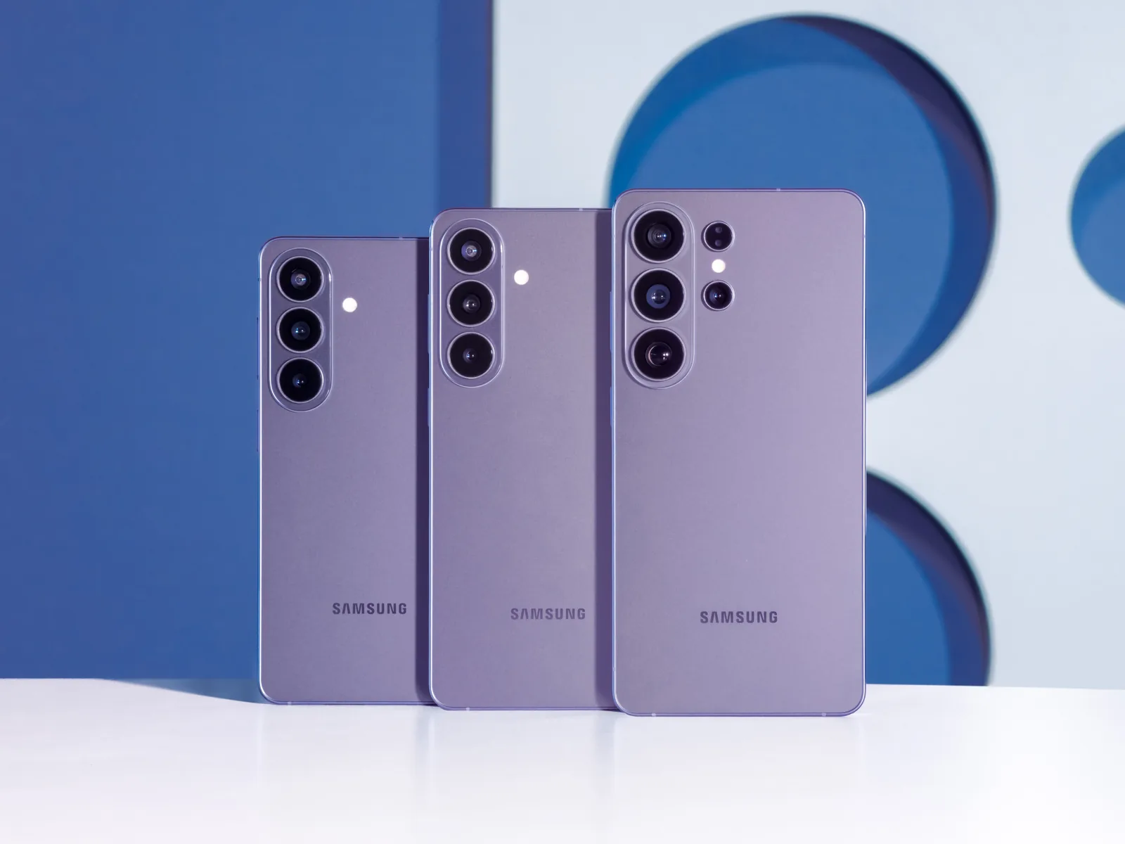 Samsung Galaxy S26, S26+ a S26 Ultra vo fialovej farbe vedľa seba, zadná strana s fotoaparátmi